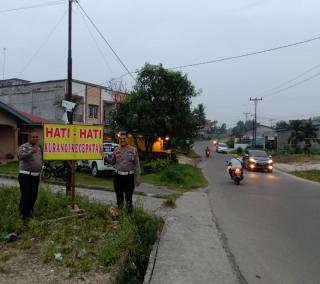 Tekan Kecelakaan, Unit Lantas Polsek Tualang-Polres Siak-Polda Riau Pasang Spanduk di titik Rawan.